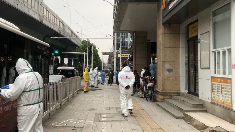武汉城区街道上，当局派人对公共设施进行清洁及消毒。（志愿者提供/记者乔龙）