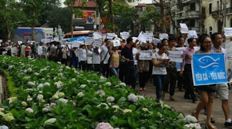 Người dân xuống đường biểu tình tại Hà Nội hôm 1/5/2016. AFP photo