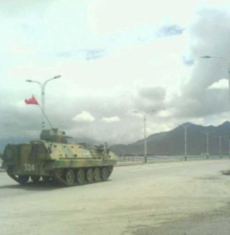 图片:装甲车途经当雄驶向拉萨。(受访人提供)