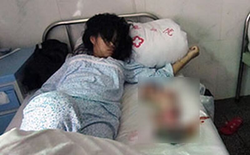 陝西安康巿鎮坪縣曾家鎮懷孕七個月的馮建梅,被計生辦打針強行流產,胎兒死亡。(照片由中國天網提供)