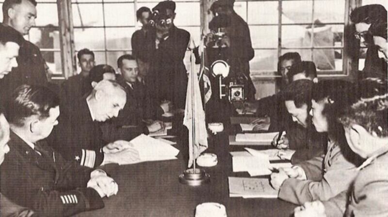 1953年4月11日,韩战交战双方联络人员签署关于交换伤病战俘的协议。(来自沃尔特·G.赫姆斯:《停战谈判的帐篷和战斗前线》第十八章《结局的开端》)