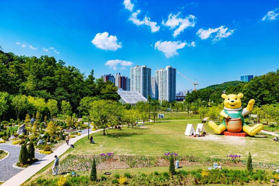 일월수목원 앞 잔디광장