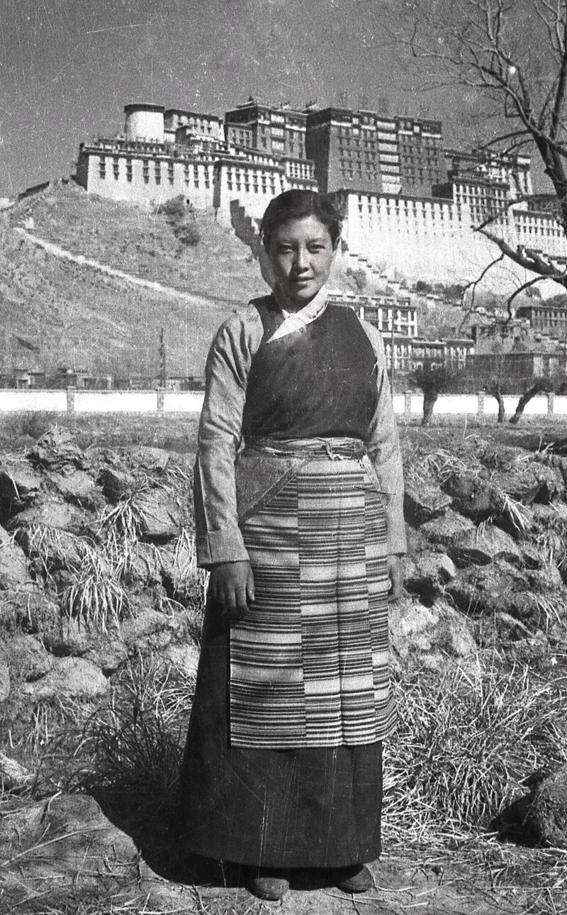 这是我的母亲次仁玉珍,照片拍摄于1969年,摄影者是我父亲。