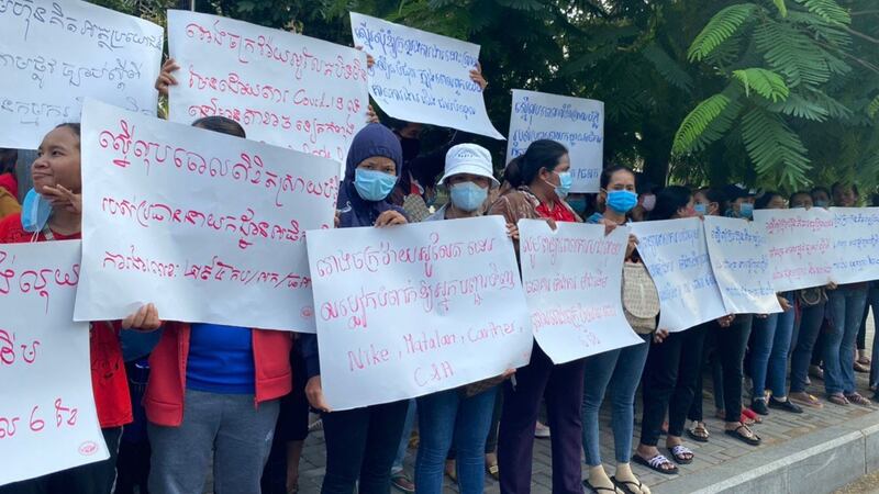 ក្រុមកម្មកររោងចក្រ វ៉ាយអូលែត (VIOLET APPAREL CAMBODIA CO,.LTD) ច្រើនរយនាក់ ចេញតវ៉ារកដំណោះស្រាយវិវាទការងារជាមួយរោងចក្រ នៅថ្ងៃទី២៣ ខែកក្កដា ឆ្នាំ២០២០។ រូប៖ កម្មករ