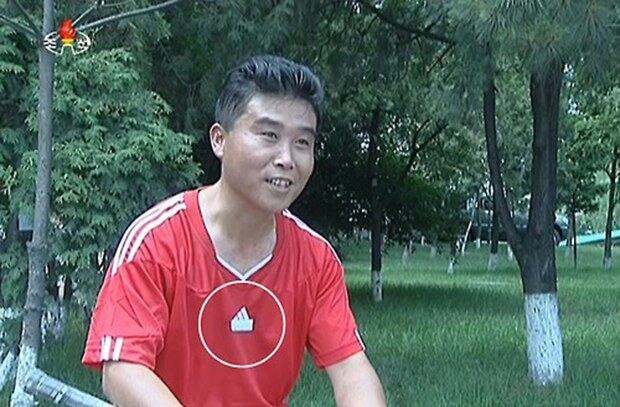 사진은 아디다스 상표 아랫부분을 흰 테이프로 가린 운동복을 착용한 북한 주민의 모습.