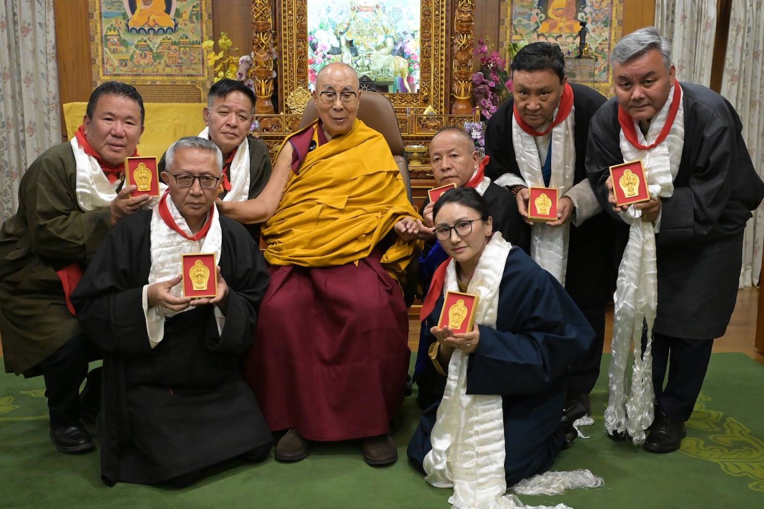 ༧གོང་ས་མཆོག་གིས་སྤྱི་འཐུས་ཚོཊ་གཙོ་སྦྲེལ་པོ་དང་བཀའ་ཤག་ལྷན་རྒྱས་ལ་གསར་མཇལ་བསྩལ།