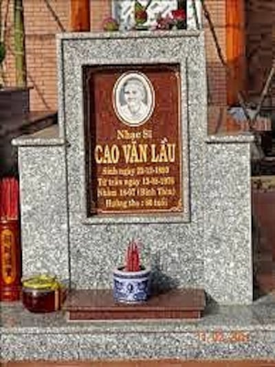 Ông Cao Văn Lầu, tức nhạc sĩ Sáu Lầu ở Bạc Liêu sinh năm 1892 mất năm 1976.