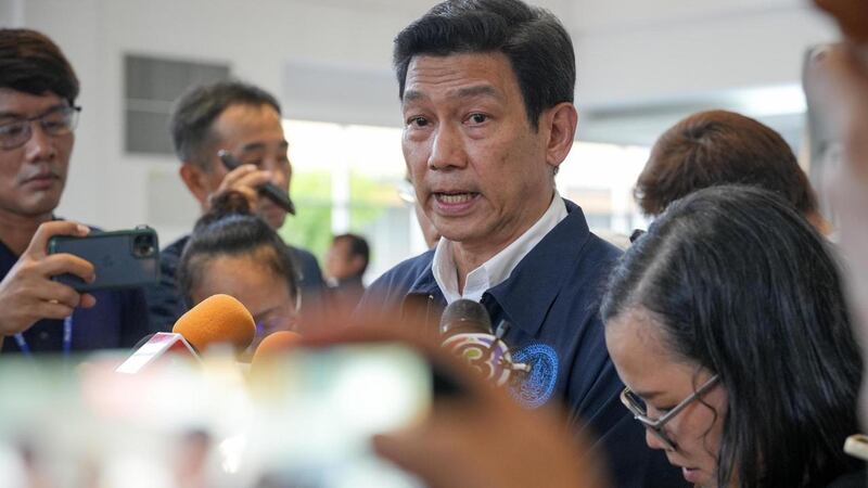 မဲဆောက်မြို့ ထိုင်း-မြန်မာ ချစ်ကြည်ရေးတံတားအမှတ် (၂) အနီးတွင် သတင်းထောက်များအား ပြန်လည်ဖြေကြားနေသော ထိုင်းနိုင်ငံခြားရေးဝန်ကြီးအား ၂၀၂၄ ခုနှစ်၊ ဧပြီလ ၁၂ ရက်နေ့က တွေ့ရစဉ်။ (Photo: RFA)