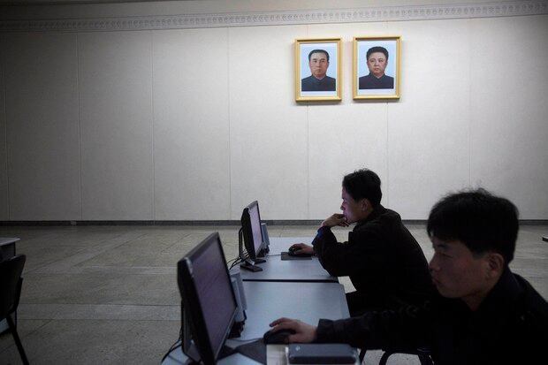 2011년 3월 9일, 두 남성이 북한 평양의 인민대학습당에서 도서관 컴퓨터를 사용하고 있다.