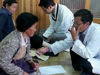 경남 거창군 웅양면의 농촌 마을인 동호마을에서 마을 주민을 위한 건강진단을 하고 있다.
