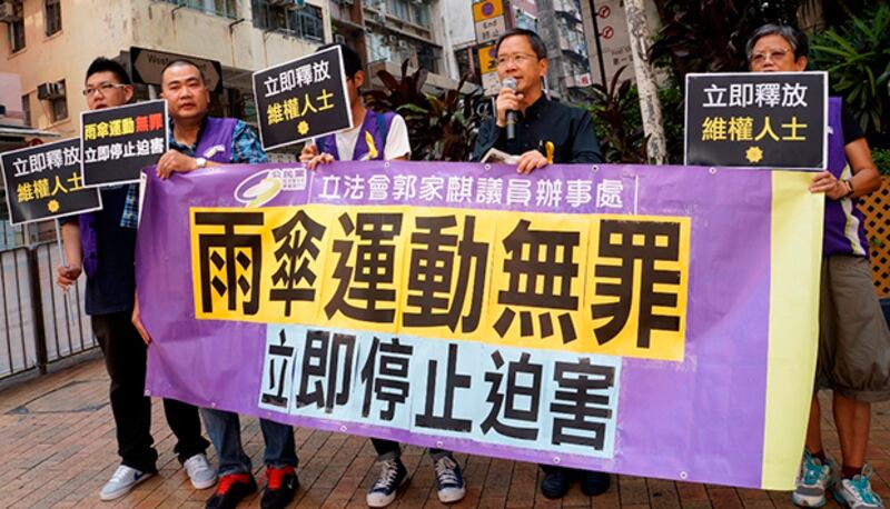 2014年10月8日,香港公民黨一批成員,到中聯辦抗議,要求釋放因聲援佔中被抓的大陸人士。(公民黨提供)