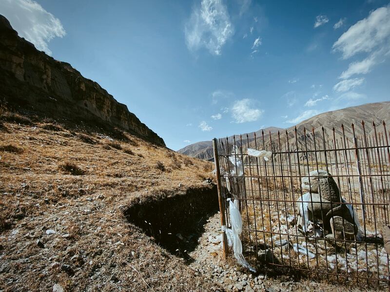 “九世纪石狮在琼结山谷的吐蕃赞普赤热巴坚陵墓前”。（唯色拍摄）
