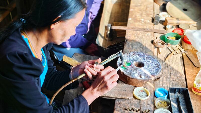 ရှမ်းပြည်နယ်တောင်ပိုင်း ညောင်ရွှေမြို့နယ် အင်းလေးဒေသ ဟဲယာရွာမကျေးရွာမှ ပန်းထိမ်လုပ်ငန်းတစ်ခုကို ၂၀၂၄ ခုနှစ်၊ ဇန်နဝါရီလ ၂၀ ရက်နေ့က တွေ့ရစဉ်။ (Photo: RFA)