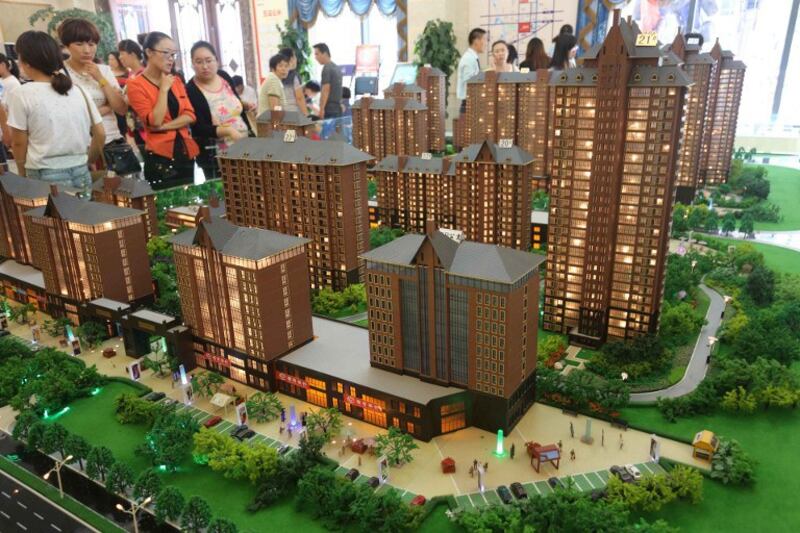 图片： 河南许昌一房地产销售会吸引了大批买家前往。 （法新社资料图片）