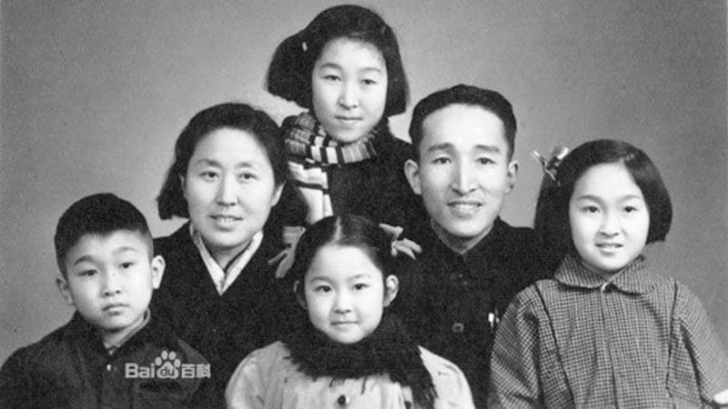 在文革中被迫害致死的北师大女附中校长卞仲耘全家合影(百度百科)