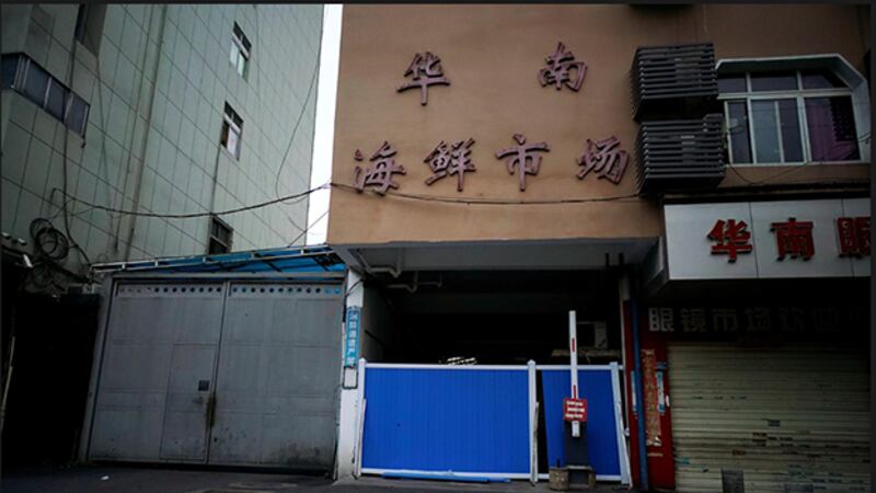 被认为最早发现新冠病毒的中国武汉华南海鲜市场(路透社资料图)