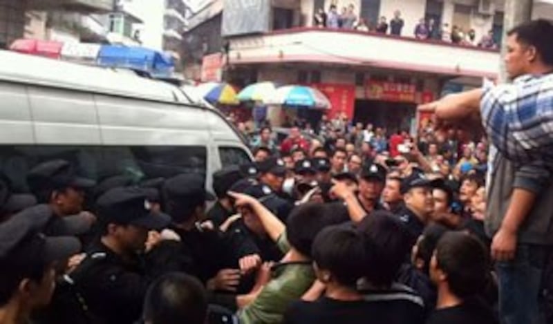 图片: 广东清远数百警民冲突。(钟先生提供)