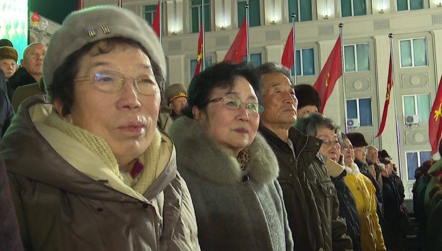 열병식을 보기 위해 평양 김일성 광장에 모인 관중들.
