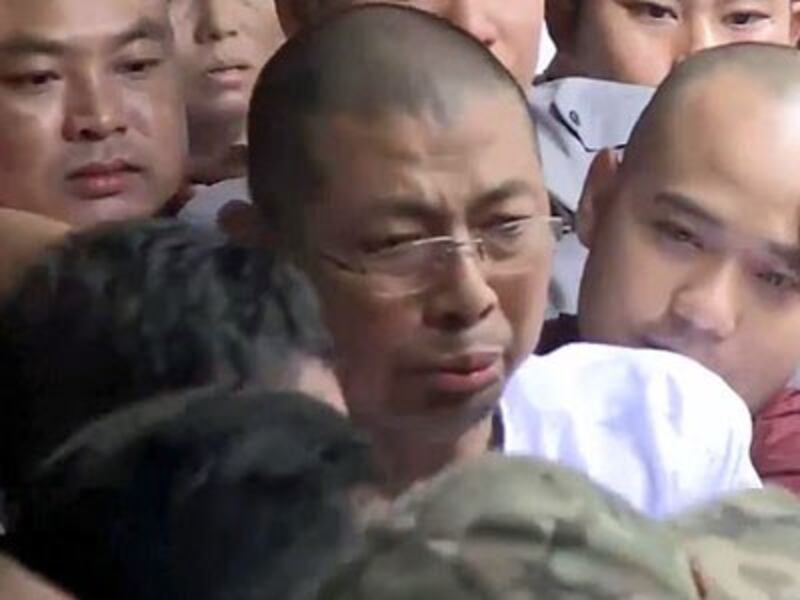 Prominent Myanmar monk Parmaukkha (C) from the nationalist Buddhist group Ma Ba Tha leaves a courthouse in Myanmar's commercial capital Yangon, Nov. 17, 2017.