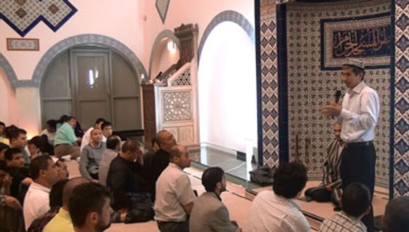 «ياۋروپا شەرقىي تۈركىستان مائارىپ جەمئىيىتى» نىڭ مەسئۇلى ئوبۇلقاسىم ئەپەندى يەر مەسىلىسى ھەققىدە ئىزاھات بەرمەكتە. 2012-يىلى دېكابىر، گوللاندىيە.