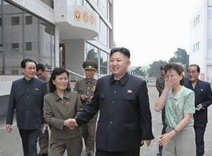 북한 김정은이 평양 창전거리에 새로 건설된 경상탁아소를 시찰하고 있는 모습.