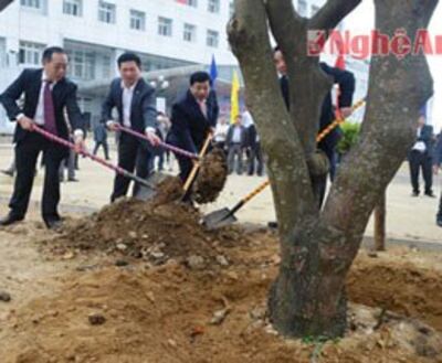 Các lãnh đạo tỉnh Nghệ An trồng cây tại khuôn viên bệnh viện đa khoa. Truyenhinhnghean