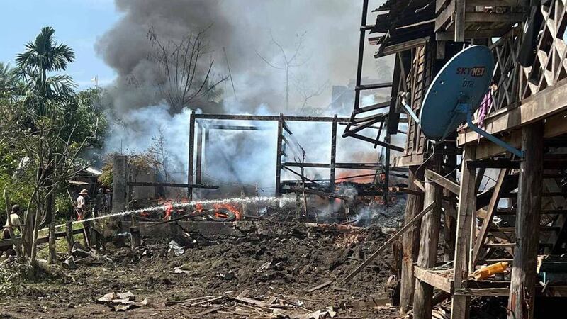 စစ်ကိုင်းတိုင်း၊ ကောလင်းမြို့နယ်၊ ဥက္ကံရွာကို ၂၀၂၄ ခုနှစ်၊ အောက်တိုဘာလ ၂၁ ရက်နေ့က စစ်ကောင်စီတပ် လေကြောင်းခဲ့ပြီးနောက် တွေ့ရစဉ်။ (Telegram/ ေကာလင်း အင်ဖို)