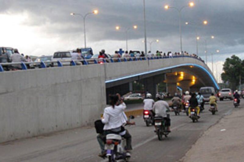 ស្ពានអាកាសក្បាលថ្នល់ 305