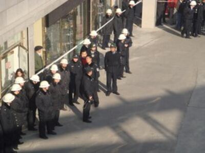 图片：城管、公安架起警戒线（目击者提供）