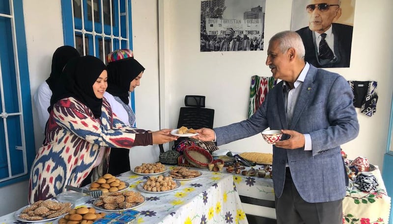 ئەنقەرەدىكى شەرقىي تۈركىستان كۈلتۈر مەركىزىدە ئۆتكۈزۈلگەن «ئۇيغۇر ئىرقىي قىرغىنچىلىقى» ۋە ئۇيغۇر مەدەنىيىتى تەسۋىرلەنگەن مەخسۇس رەسىم كۆرگەزمىسىدە پارلامېنت ئەزاسى فاھرەتتىن يوقۇش ئەپەندى تاتلىق-تۇرۇملاردىن ئالماقتا. 2022-يىلى 15-ماي، تۈركىيە.