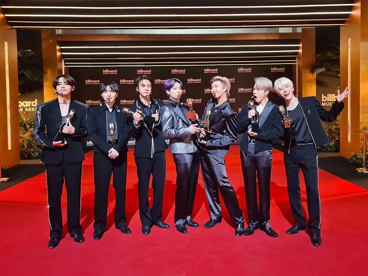 방탄소년단(BTS)이 미국 3대 음악시상식인 '빌보드 뮤직 어워즈'(BBMA)에서 4관왕에 오르며 팀 사상 최다 수상기록을 다시 썼다.