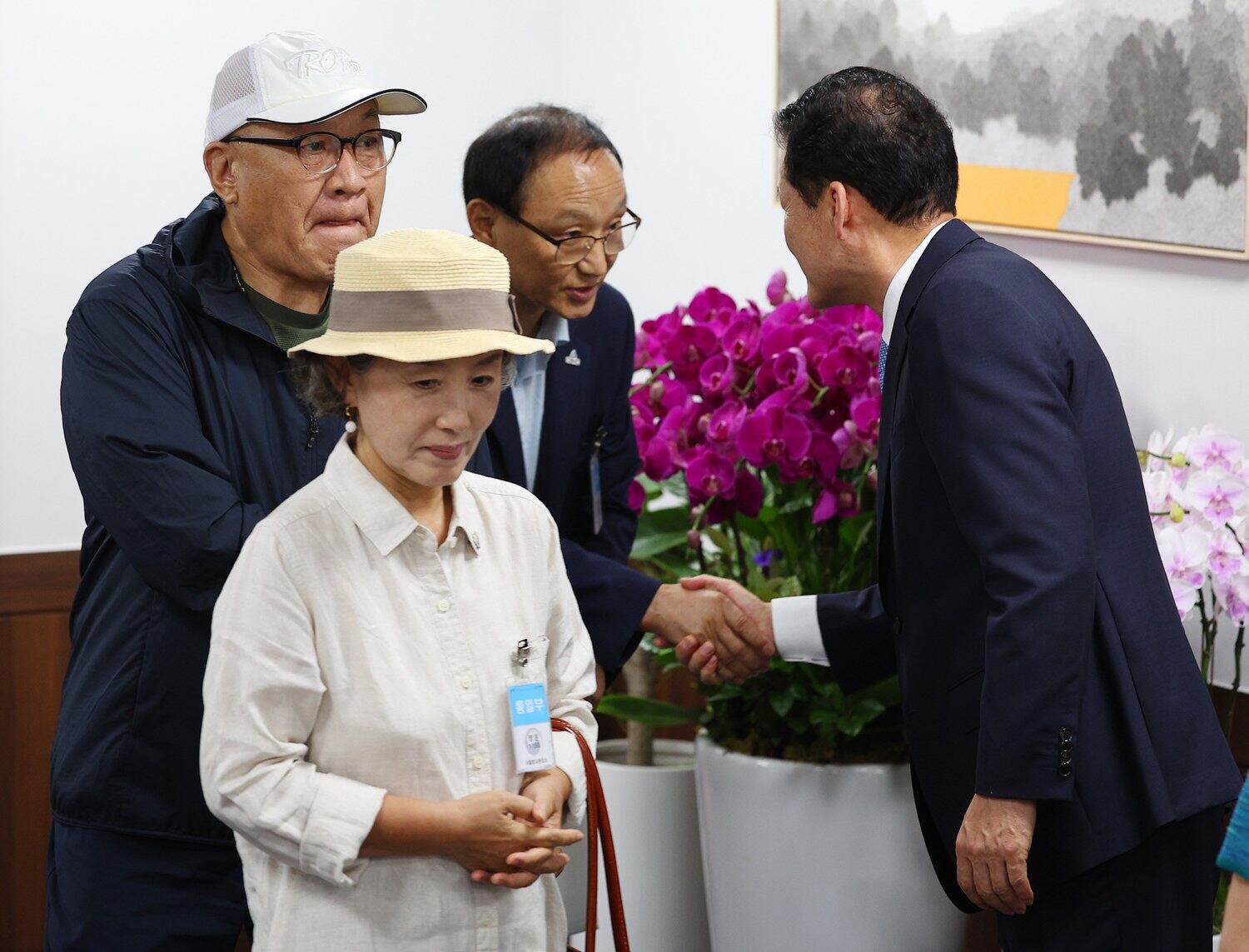 김영호 통일부 장관이 지난 3일 정부서울청사 장관실에서 열린 납북자, 북한 억류자, 국군포로 관련 단체 대표 및 억류자 가족과의 면담에서 참석자들과 인사하고 있다.