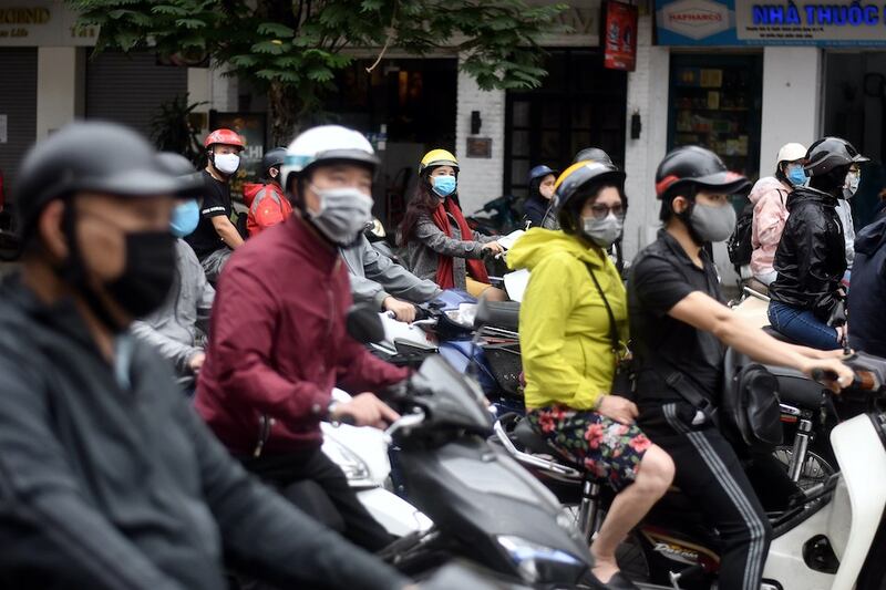 Hình minh hoạ. Người đi đường ở Hà Nội hôm 23/4/2020