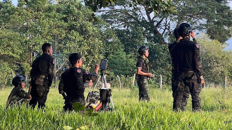 Lion Battalion Commando - ဗျူဟာစစ်ကြောင်း တပ်ဖွဲ့ဝင်အချို့ကို တွေ့ရစဉ်။ (Lion Battalion Commando - ဗျူဟာစစ်ကြောင်း ဓာတ်ပုံ)