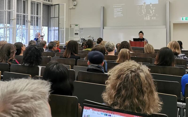 «لۇدۋىگ ماخسىمىلىئانس ئۇنىۋېرسىتېتى» دا ئۆتكۈزۈلگەن خەلقئارا ئانا تىل كۈنىنى خاتىرىلەش پائالىيىتىدىن كۆرۈنۈش. 2024-يىلى 25-فېۋرال، ميۇنخېن، گېرمانىيە.