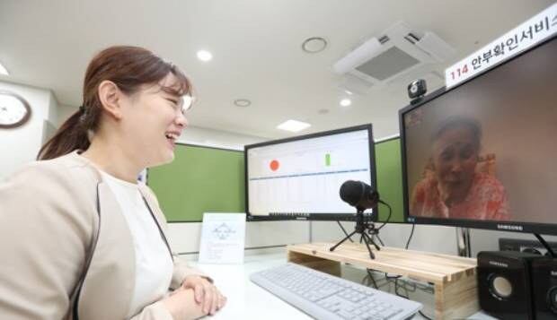 KT가 서울 용산구·용산구치매안심센터와 함께 '인공지능(AI) 교육장'과 'ICT 케어 솔루션'을 활용한 비대면 치매 돌봄 서비스를 시행하고 있다.