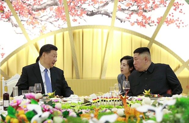 20일 시진핑 중국 국가주석과 김정은 북한 국무위원장이 연회장에서 통역을 사이에 두고 대화하고 있다. 