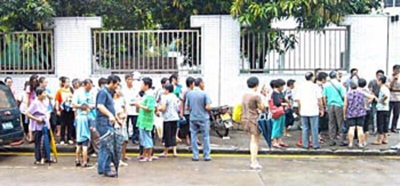 西華村過百村民到法院聲援被起訴的民選村長陳焯雄。 (照片由陳啟棠提供)