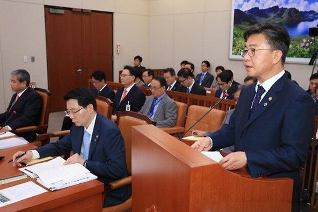 홍용표 통일부 장관이 27일 오전 국회에서 열린 외교통일위 전체회의에 참석해 업무 보고를 하고 있다.