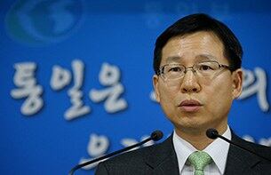 김의도 통일부 대변인이 지난 17일 정부서울청사에서 북한의 대남 성명에 대해 "북한은 우리 정당한 군사훈련 시비 말라"는 성명을 발표하고 있다.