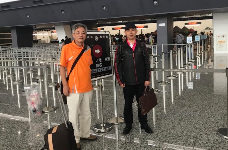 资料图片:2018年9月27日,中国人权观察秘书长刘兴联(左),与新公民运动成员颜伯均(右),两人自泰国搭机抵达台湾转机时,请求政治庇护。(颜伯均提供)