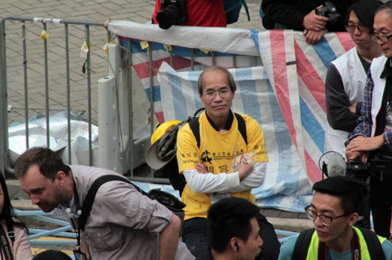 在金鐘觀察清場的香港評論員劉銳紹。（粵語部文宇晴拍攝）