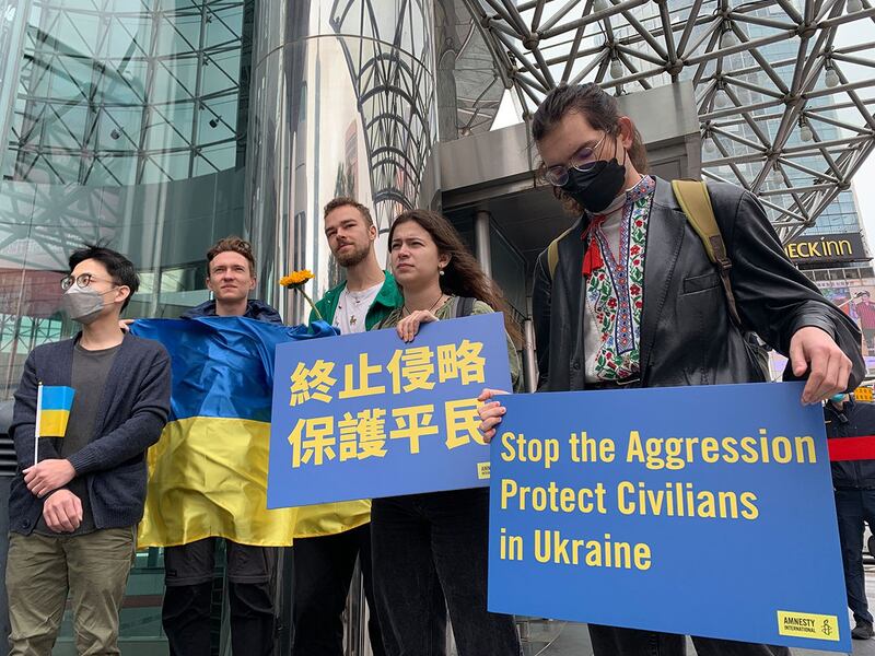 国际特赦组织台湾分会等人权团体代表，22日聚集在莫斯科驻台北代表处前，举办俄乌战争一周年记者会。多名在台乌克兰学生出席，呼吁国际社会以实际行动支持乌克兰。（记者夏小华摄）