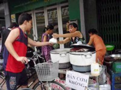 Khách hàng đa dạng của các tiệm bán cơm ký. Photo courtesy of dunghangviet.com