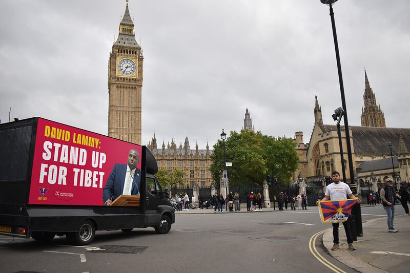 “自由西藏运动”（Free Tibet）等多个组织周二（15日）安排宣传车在国会大厦外穿梭，呼吁拉米支持西藏。(Free Tibet@freetibetorg)