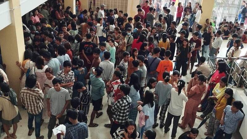 နေရပ်ပြန်ရန် ကားလက်မှတ်၊ အမြန်ရေယာဉ်လက်မှတ်ရရန်နှင့် လျှောက်လွှာတင်ရန် စောင့်နေကြသည့် စစ်တွေတက္ကသိုလ်က အဝေးသင်ကျောင်းသား/သူများကို ၂၀၂၃ ခုနှစ် နိုဝင်ဘာလ ၁၉ ရက်က တွေ့ရစဉ်။ (Photo: Citizen Journalist)