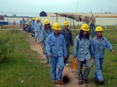 Lao động Trung Quốc tại công trình thi công nhà máy xi măng Nghi Sơn. File photo.
