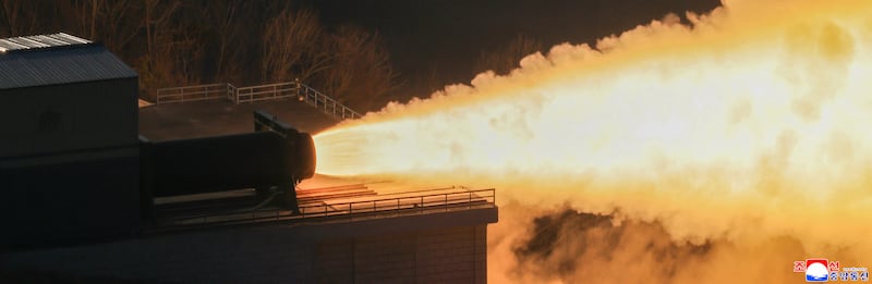 북한 관영 매체는 3월 29일 김정은 국무위원장이 개량형 고체 연료 로켓 엔진의 지상 시험을 참관했다고 보도하며, 이는 평양의 전략 무기 증강 움직임을 보여주는 최근 사례라고 전했다