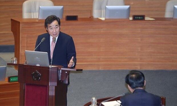 이낙연 국무총리가 12일 국회 본회의에서 열린 외교·통일·안보 분야 대정부질문에서 자유한국당 이주영 의원의 질문에 답변하고 있다.