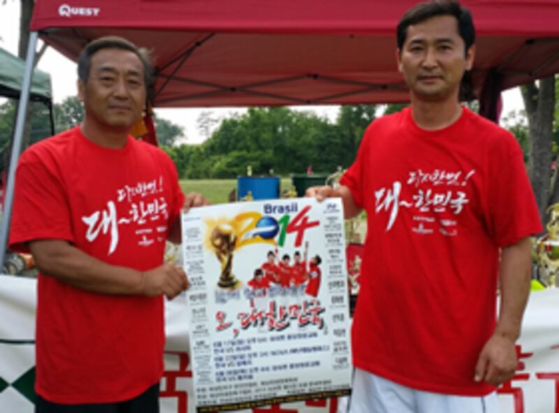 주영진 워싱턴 월드컵 응원 준비위원장(왼쪽)과 워싱턴 한인축구협회 허용익 회장이 한국 팀 응원전 포스터를 소개하고 있다. (사진제공: 워싱턴 한국일보)